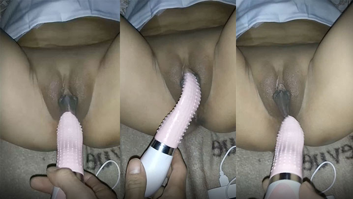 刺刺的阳具震动女友的逼.